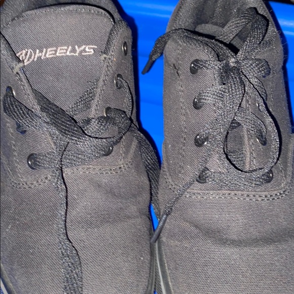 Heelys (Size 7 boys) - Picture 4 of 6